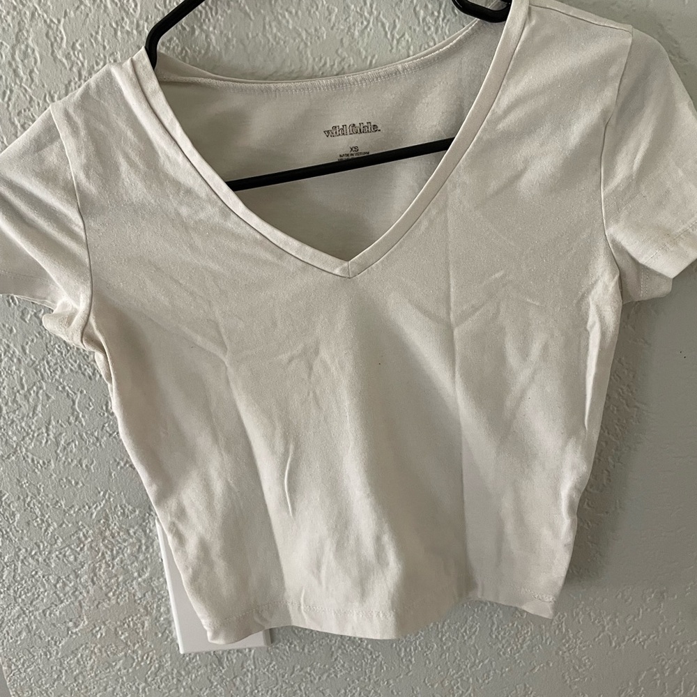 White wild fable cropped v-neck size xs